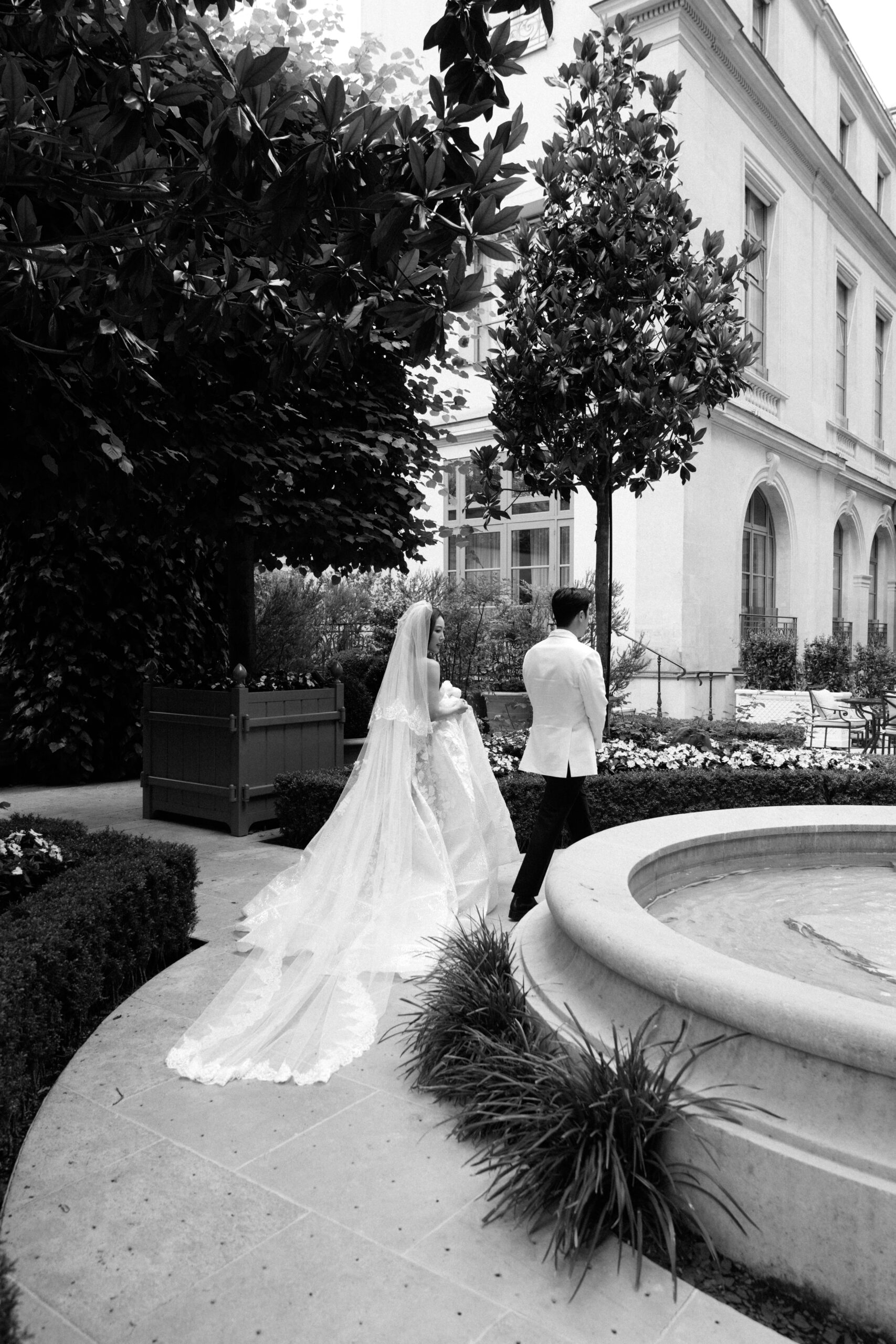 A luxury Ritz Paris wedding featuring couture bridal fashion, timeless details and editorial wedding photography in the heart of Paris.
